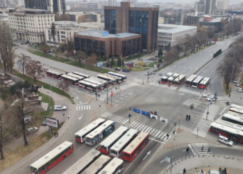 Rreth 100 autobusë privatë bllokojnë të gjitha udhëkryqet e Shkupit