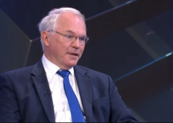 Hill: Serbia ka të drejtë t’i drejtohet KFOR-it, por duhet zgjidhje politike