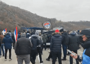 Përleshje mes Policisë dhe protestuesve në anën serbe të Jarinjës