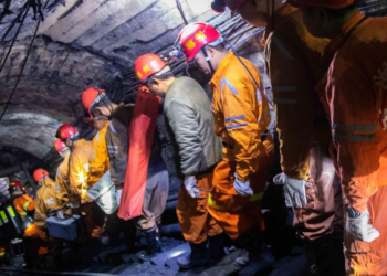 18 persona mbesin të ngujuar në një minierë në Kinë, pas rrëshqitjes së dheut