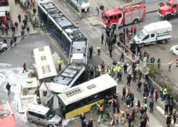 Aksident në Stamboll, tramvaji ndan më dysh autobusin