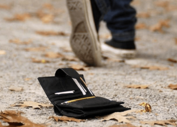 Paratë e gjetura në Ferizaj, një 11-vjeçare i dorëzoi në polici