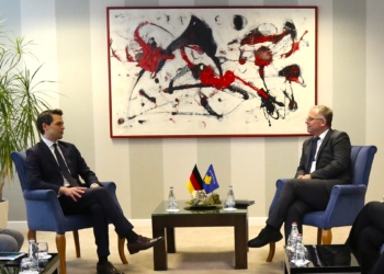 Bislimi takon deputetin gjerman, Christoph Ploss, e njofton me procesin e integrimit të Kosovës