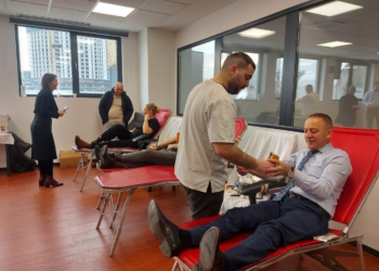 Zyrtarë të AKP-së dhurojnë gjak, apelohet të rritet numri i dhuruesve