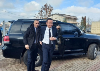 Kurti paralajmëron dorëheqje e shkarkime për vrasjen e 35 vjeçares