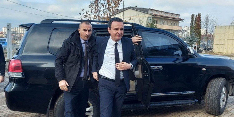 Kurti paralajmëron dorëheqje e shkarkime për vrasjen e 35 vjeçares