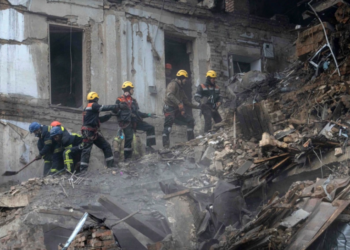 Një fëmijë ukrainas nxirret nga rrënojat e një pallati të shkatërruar nga raketat ruse