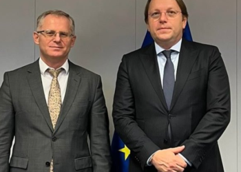 Aplikimi i Kosovës për anëtarësim në BE, temë diskutimi në takimin e Bislimit me Varhelyin