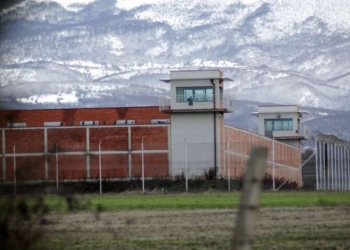 I burgosuri sulmoi dy zyrtarë korrektues në Burgun e Dubravës