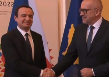 Kurti arrin në Pragë, pritet nga ministri çek