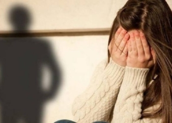 Mosmarrëveshje në çift, burri largon nga shtëpia bashkëshorten dhe fëmijët