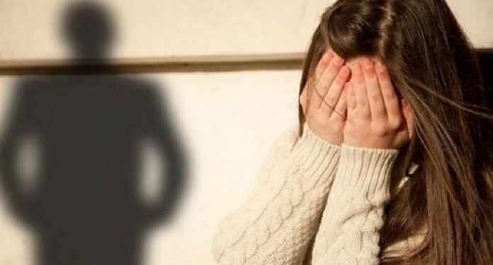 Mosmarrëveshje në çift, burri largon nga shtëpia bashkëshorten dhe fëmijët