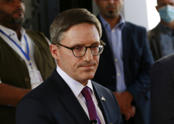 Chollet për “arsye familjare” anulon vizitën në Kosovë