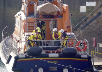 Varka me emigrantë bllokohet në kanalin anglez, të paktën katër të vdekur