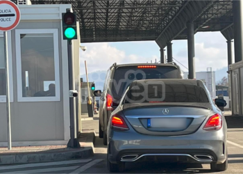 Vetura të mërgimtarëve nisin të hyjnë në Kosovë nga pika kufitare në Merdarë