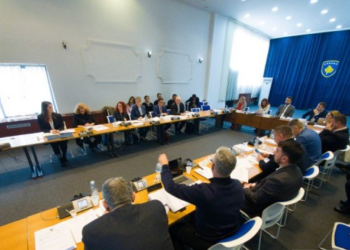 Opozita kritikon Projektligjin për zyrtarët publik