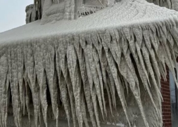 Më shumë se një milion amerikanë e kanadezë mbetën pa energji elektrike për Krishtlindje