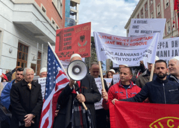 Protestë para Ambasadës serbe në Tiranë për shkak të situatës në veri të Kosovës