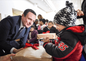 ​Kurti viziton Hendikos-in, premton mbështetje dhe qasje të barabartë