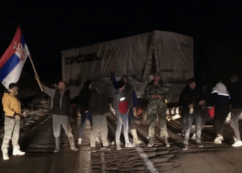 Serbët vendosin barrikada në rrugën për Merdarë