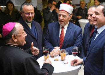 Në meshën e Krishtlindjes, thirrje për paqe