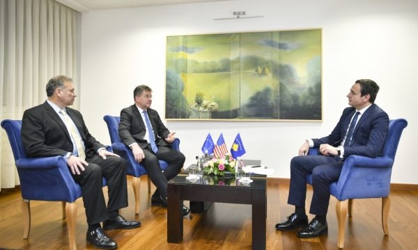 Qeveria tregon se çfarë u diskutua në takimin Kurti-Lajçak-Escobar
