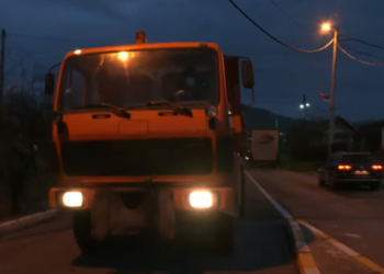 Persona me maska larguan mjetet e rënda që përdoreshin si barrikada