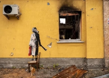 Policia parandalon vjedhjen e muralit të Banksy në Ukrainë
