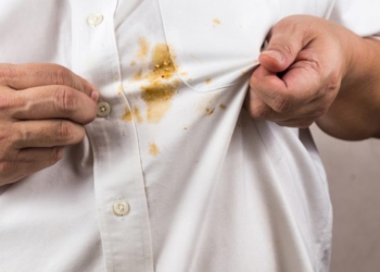 Si të hiqni njollat e vajit nga rrobat – Metodat natyale në shtëpi