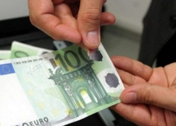 Zyrtari i bankës raporton në polici se u deponuan 490 euro falso