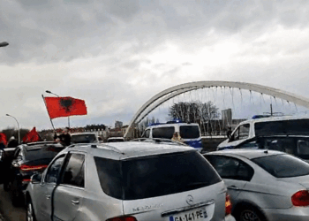 Mërgimtarët bllokojnë rrugën Francë-Gjermani, në shenjë proteste për barrikadat në veri