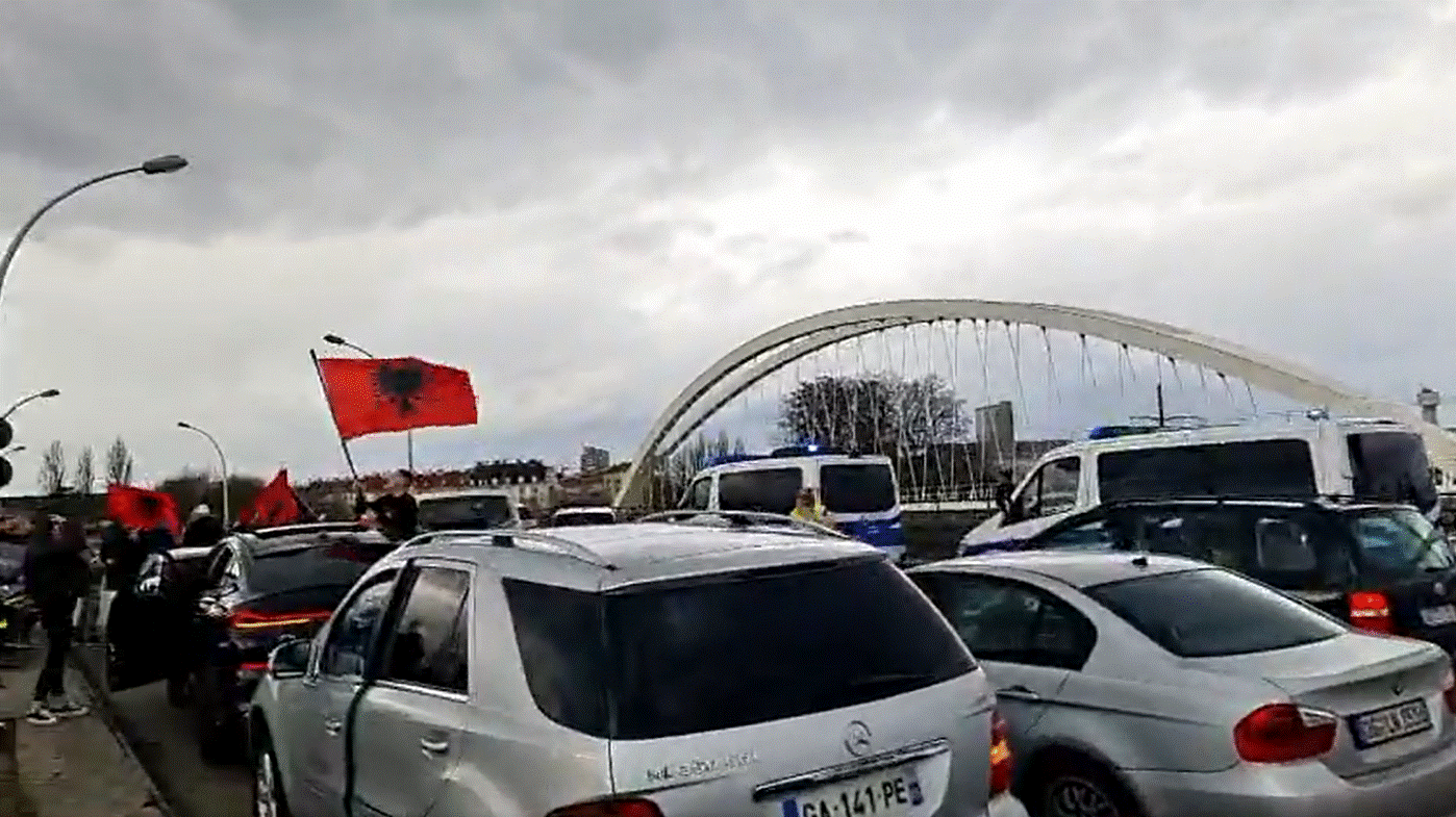 Mërgimtarët bllokojnë rrugën Francë-Gjermani, në shenjë proteste për barrikadat në veri