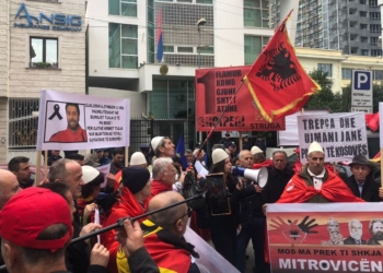 Protestohet para ambasadës së Serbisë në Tiranë për zhvillimet në veri të Mitrovicës