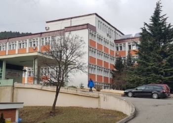 Foshnja e vdekur dyshohet se u fut në rrobalarëse në Spitalin e Pejës – Prokuroria jep detaje