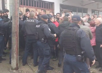 Policia përballet me rezistencën e serbëve gjatë konfiskimit të alkoolit në Rahovec