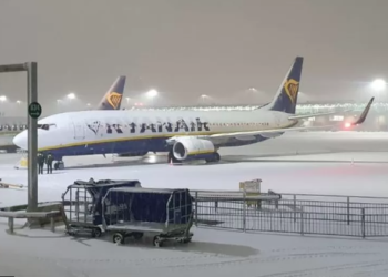 Anulohen disa fluturime pas reshjeve të borës në Britani