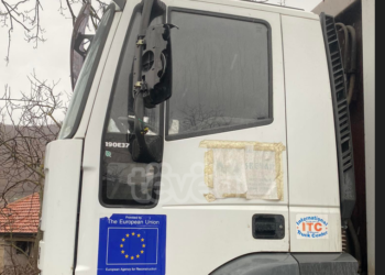 Serbët përdorin kamionët e donacionit nga BE-ja si barrikada në veri