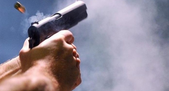 Postoi në rrjete sociale duke shtënë me armë zjarri, arrestohet një person