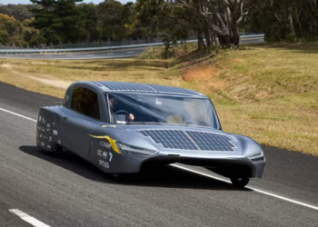 Vetura elektrike australiane me energji diellore përshkon 1,000 kilometra me një karikim