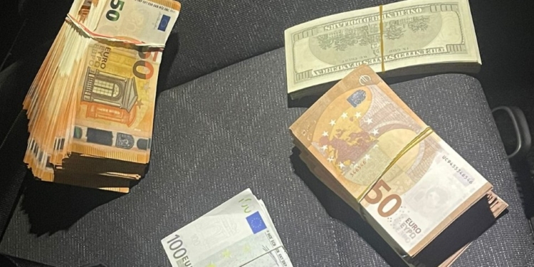 Falsifikuan 53 mijë euro dhe 10 mijë dollarë amerikan, arrestohet kosovari dhe maqedonasi