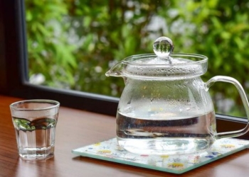 Disa arsye pse duhet të pini ujë të ngrohtë