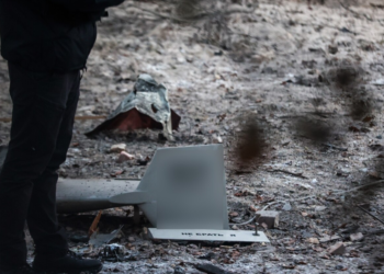 Britania: Rusia do t’i japë Iranit komponentë të avancuar ushtarakë në këmbim të dronëve