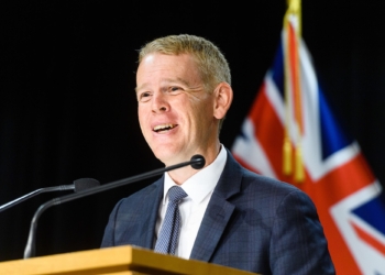 Chris Hipkins betohet si kryeministër i Zelandës së Re
