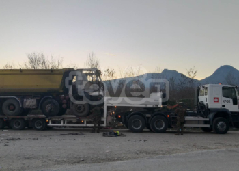 KFOR-i largon dy kamionët barrikadues nga ura te “Shkëmbi i Dudës”