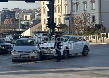 Aksident mes dy veturash në afërsi të Katedrales në Prishtinë