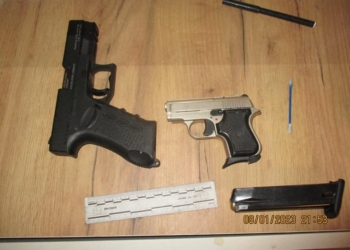 Policia arreston dhe i konfiskon dy armë të dyshuarit për vjedhje të rëndë