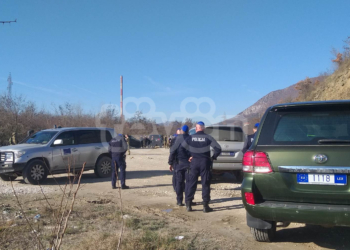 KFOR-i largon dy kamionët barrikadues nga ura te “Shkëmbi i Dudës”