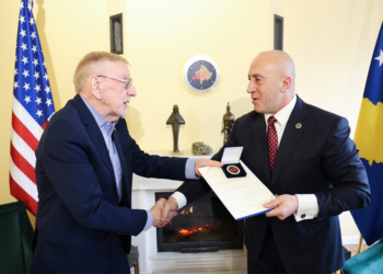 Haradinaj i ndan Walkerit medaljen “Me besim në Zot, atdhe e shtet”