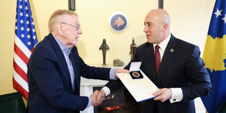 Haradinaj i ndan Walkerit medaljen “Me besim në Zot, atdhe e shtet”