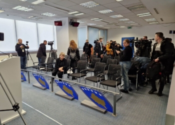 Gazetarët bojkotojnë konferencën e Muratit, i lë të presë për afër një orë